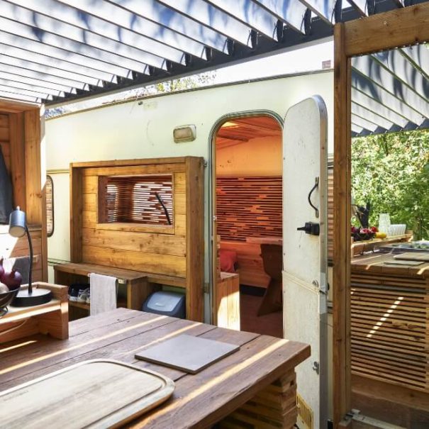 Wohnwagen bei den Rosen